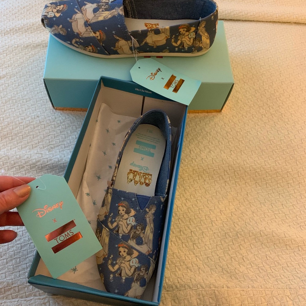 NIB Disney Snow White Tom’s slip-one